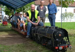 Treno in partenza al convento, in piedi il presidente dell'associazione Ingenium Giovanni Tolosano e l'assessore al Volontariato Ezio Donadio